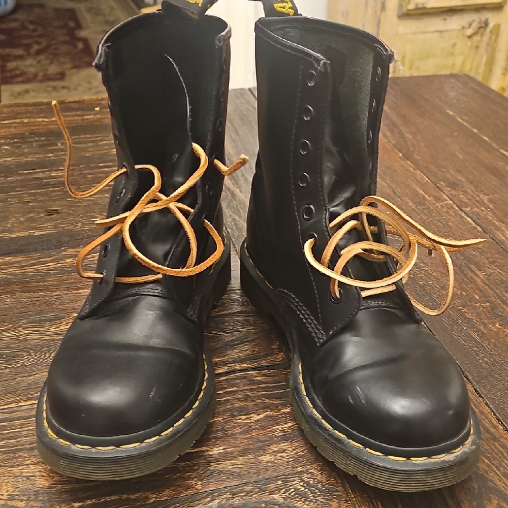 Dr. Martens Black Leather Boots Original size 10 Euro 42 new